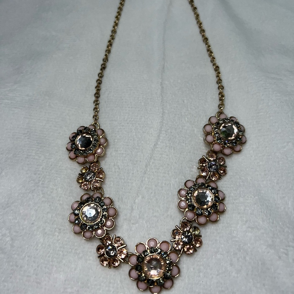 Chic Floral Necklace with Pink and Gold Details